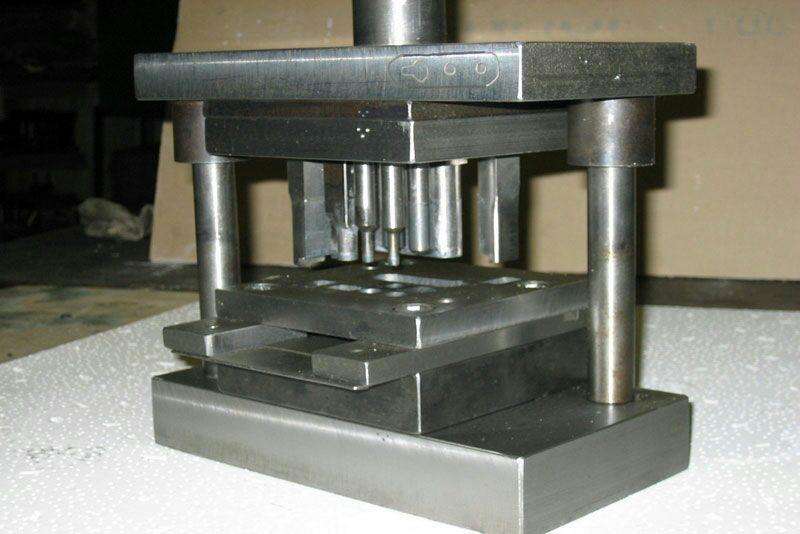 模具材料选择与性能优化